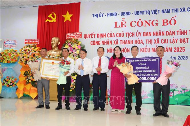 Trao Bằng công nhận xã Thanh Hoà đạt chuẩn nông thôn mới kiểu mẫu năm 2025. Ảnh: Minh Trí - TTXVN