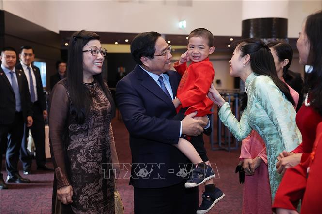 Thủ tướng Phạm Minh Chính và Phu nhân với cộng đồng người Việt Nam tại Estonia. Ảnh: Dương Giang-TTXVN
