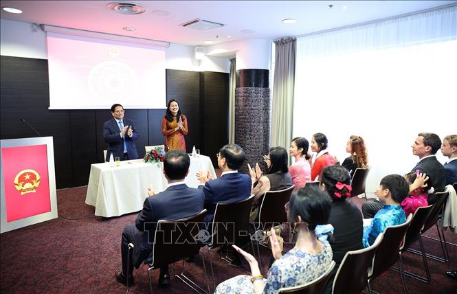 Thủ tướng Phạm Minh Chính và Phu nhân gặp cán bộ, nhân viên Đại sứ quán và cộng đồng người Việt Nam tại Estonia. Ảnh: Dương Giang-TTXVN 
