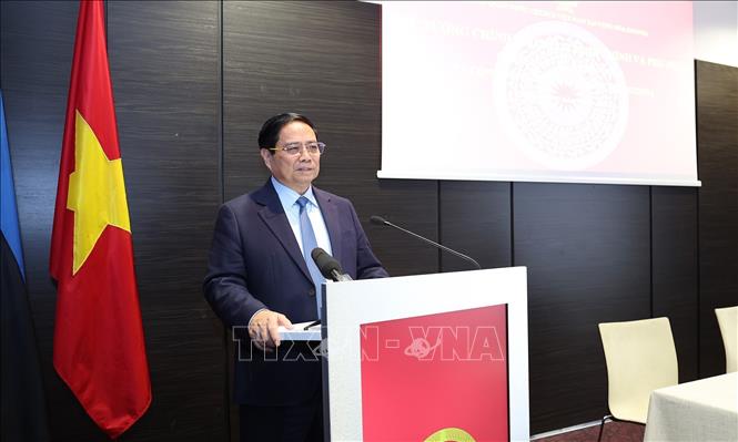 Thủ tướng Phạm Minh Chính phát biểu tại buổi gặp cán bộ, nhân viên Đại sứ quán và cộng đồng người Việt Nam tại Estonia. Ảnh: Dương Giang-TTXVN 
