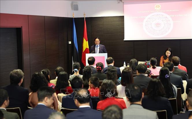 Thủ tướng Phạm Minh Chính phát biểu tại buổi gặp cán bộ, nhân viên Đại sứ quán và cộng đồng người Việt Nam tại Estonia. Ảnh: Dương Giang-TTXVN 
