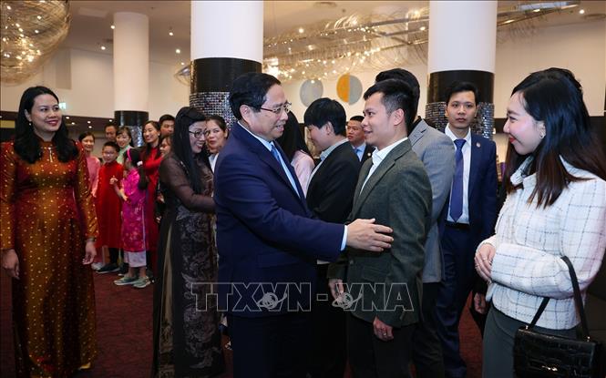 Thủ tướng Phạm Minh Chính và Phu nhân với cộng đồng người Việt Nam tại Estonia. Ảnh: Dương Giang-TTXVN
