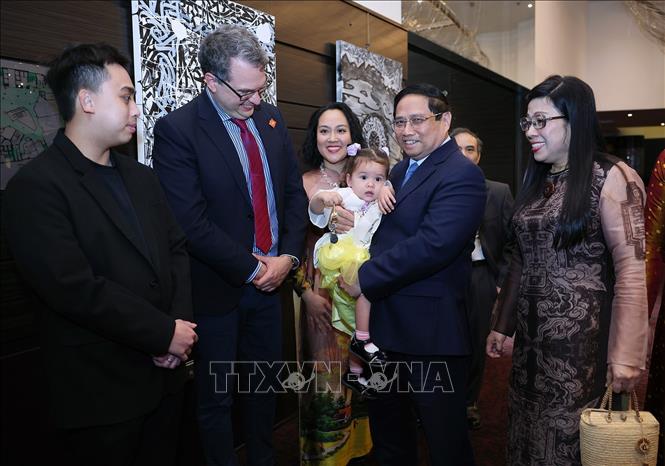 Thủ tướng Phạm Minh Chính và Phu nhân với cộng đồng người Việt Nam tại Estonia. Ảnh: Dương Giang-TTXVN
