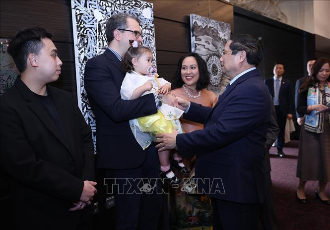 Thủ tướng Phạm Minh Chính và Phu nhân với cộng đồng người Việt Nam tại Estonia. Ảnh: Dương Giang-TTXVN
