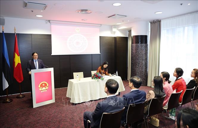 Thủ tướng Phạm Minh Chính phát biểu tại buổi gặp cán bộ, nhân viên Đại sứ quán và cộng đồng người Việt Nam tại Estonia. Ảnh: Dương Giang-TTXVN 
