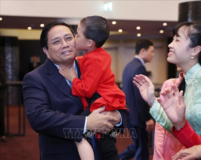Thủ tướng Phạm Minh Chính với cộng đồng người Việt Nam tại Estonia. Ảnh: Dương Giang-TTXVN