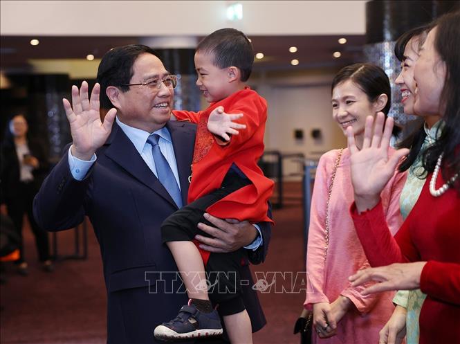 Thủ tướng Phạm Minh Chính với cộng đồng người Việt Nam tại Estonia. Ảnh: Dương Giang-TTXVN