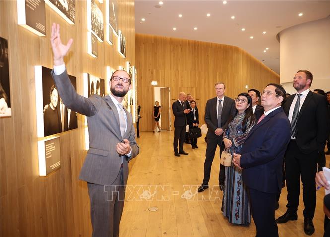 Prime Minister Pham Minh Chinh and his spouse Le Thi Bich Trad visit a cultural centre where preserves  works and documents related to Estonia's famous music composer Arvo Pärt. VNA Photo: Dương Giang