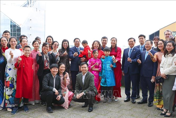 Thủ tướng Phạm Minh Chính và Phu nhân với cán bộ, nhân viên Đại sứ quán và cộng đồng người Việt Nam tại Estonia. Ảnh: Dương Giang-TTXVN 
