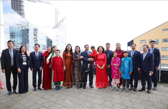 Thủ tướng Phạm Minh Chính và Phu nhân với cán bộ, nhân viên Đại sứ quán và cộng đồng người Việt Nam tại Estonia. Ảnh: Dương Giang-TTXVN 
