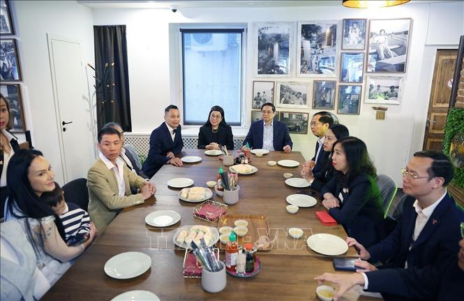 Prime Minister Pham Minh Chinh and his spouse Le Thi Bich Tran visit a Vietnamese-Estonian multicultural family. VNA Photo: Dương Giang
