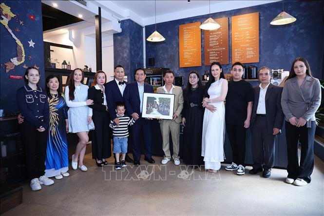 Prime Minister Pham Minh Chinh and his spouse Le Thi Bich Tran visit a Vietnamese-Estonian multicultural family. VNA Photo: Dương Giang