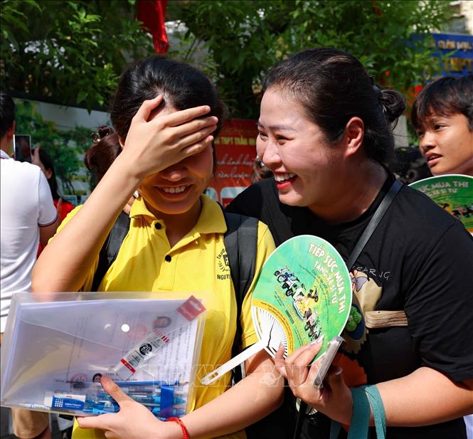 Niềm vui của thí sinh và phụ huynh khi hoàn thành tốt các môn thi ngày đầu tiên. Ảnh:  TTXVN