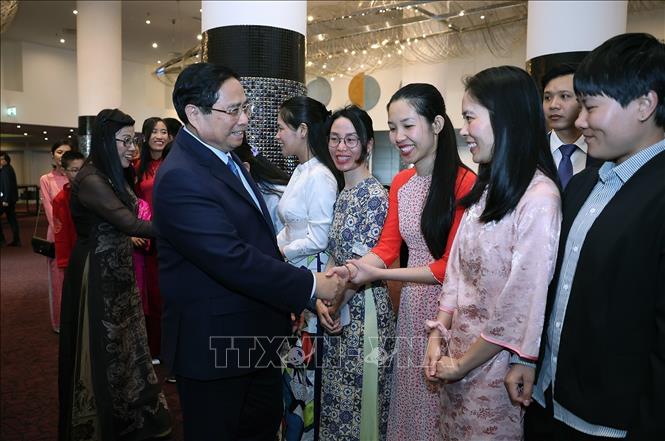 Prime Minister Pham Minh Chinh and his spouse Le Thi Bich Tran meet with the Vietnamese Embassy staff and overseas Vietnamese community in Estonia. VNA Photo: Dương Giang