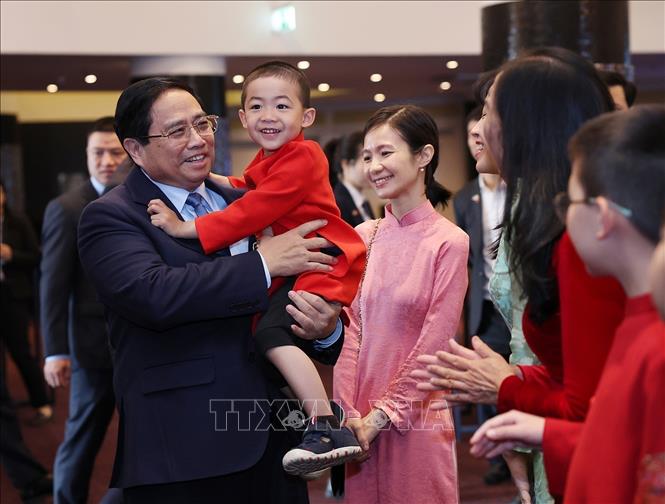 Prime Minister Pham Minh Chinh and his spouse Le Thi Bich Tran meet with the Vietnamese Embassy staff and overseas Vietnamese community in Estonia. VNA Photo: Dương Giang