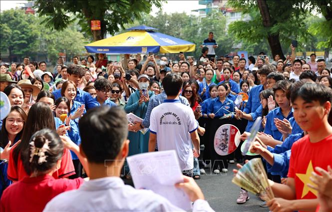 Thí sinh Hà Nội hoàn thành ngày thi đầu tiên Kỳ thi tuyển sinh vào lớp 10 công lập, năm học 2025 - 2026. Ảnh: Thanh Tùng - TTXVN