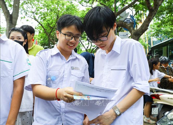Thí sinh hào hứng trao đổi về bài thi sau khi hoàn thành bài thi Ngoại ngữ tại điểm thi THPT Phan Đình Phùng. Ảnh: Lê Đông - TTXVN