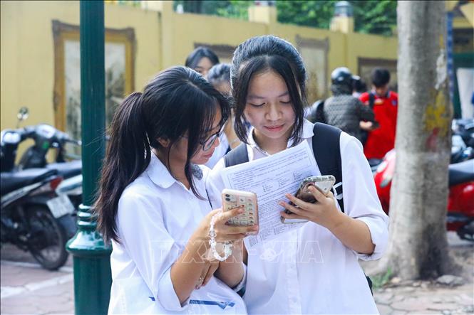 Thí sinh hào hứng trao đổi về bài thi sau khi hoàn thành bài thi Ngoại ngữ tại điểm thi THPT Phan Đình Phùng. Ảnh: Lê Đông - TTXVN