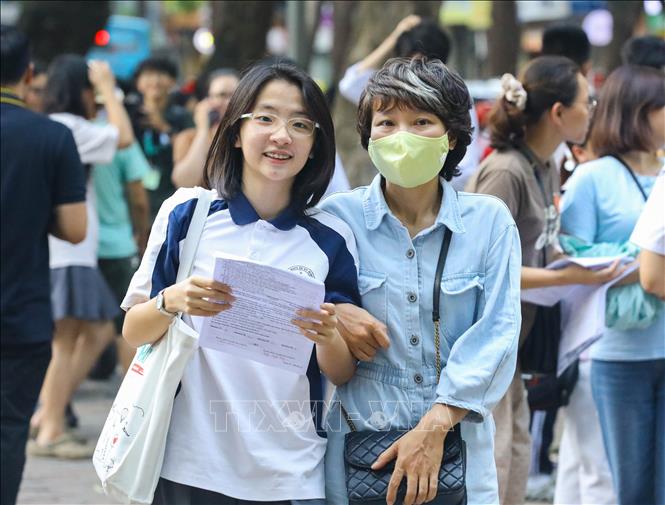 Nét mặt rạng rỡ trên gương mặt thí sinh và phụ huynh sau khi hoàn thành bài thi Ngoại ngữ tại điểm thi THPT Phan Đình Phùng. Ảnh: Lê Đông - TTXVN