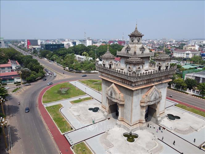 Với vẻ đẹp cổ kính kết hợp tinh tế giữa phong cách truyền thống Lào pha lẫn kiến trúc phương Tây, Patouxay từ lâu đã trở thành điểm đến không thể bỏ qua đối với du khách trong và ngoài nước. Ảnh: Đỗ Bá Thành/ PV TTXVN tại Lào