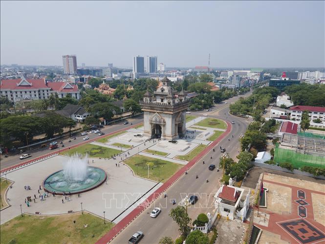 Nằm giữa trung tâm của thủ đô Viêng Chăn thanh bình Patouxay không chỉ là một công trình kiến trúc độc đáo mà còn là biểu tượng hào hùng của nhân dân Lào. Ảnh: Đỗ Bá Thành/ PV TTXVN tại Lào