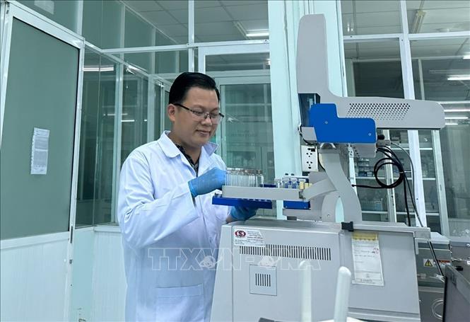 Kỹ sư Phạm Quang Thắng say mê nghiên cứu, ứng dụng công nghệ nâng cao giá trị nông sản. Ảnh: TTXVN phát