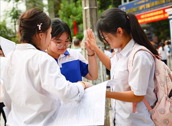 Thí sinh cùng trao đổi về bài làm môn Ngoại ngữ. Ảnh: Thanh Tùng - TTXVN