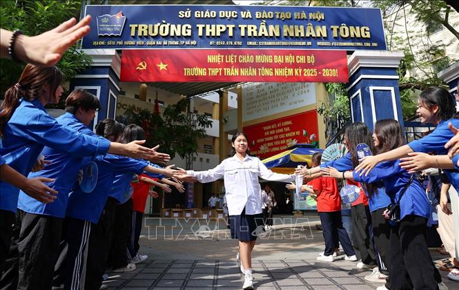 Niềm vui của thí sinh sau khi hoàn thành bài thi môn tiếng Anh tại điểm thi trường Trường THPT Trần Nhân Tông, quận Hai Bài Trưng. Ảnh: Thanh Tùng - TTXVN