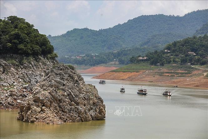 Những chuyến tàu chở khách du lịch ngang qua những hòn đảo nhỏ. bằng mắt thường ta có thể thấy mực nước bị giảm sâu như thế nào. Ảnh: Trọng Đạt-TTXVN