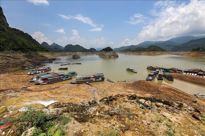 Rất nhiều tàu du lịch không thể ra vào chở khách do nước hồ cạn trơ đáy tại cảng du lịch Thung nai huyện Cao Phong. Ảnh: Trọng Đạt-TTXVN