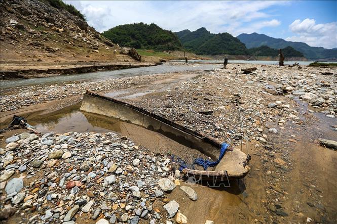 Những con thuyền vốn đã chìm sâu dưới đáy hồ nay như nằm trên đất liền tại những điểm Hồ Hòa Bình bị cạn. Ảnh: Trọng Đạt-TTXVN