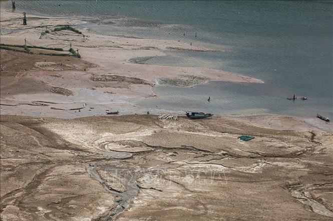 Một điểm cạn nược trơ đáy trên hồ Hòa Bình trên địa phận xã Hiền Lương, Đà Bắc. Ảnh: Trọng Đạt-TTXVN