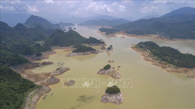 Hình ảnh lòng hồ Hòa Bình khi mực nước xuống thấp kỷ lục đã làm những dãy đảo đá trơ trọi xơ xác trên nền màu nước đục ngầu. Ảnh: Trọng Đạt-TTXVN