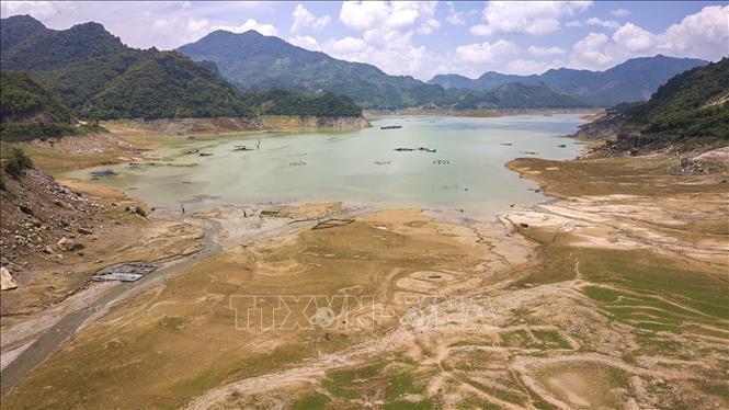 Nhiều năm qua, hồ Hòa Bình đang đối mặt với nguy cơ sụt giảm lượng nước nghiêm trọng vào mùa khô điều này đang gây ra nhiều tác động tiêu cực đến đời sống và sản xuất của người dân. Ảnh: Trọng Đạt-TTXVN