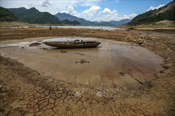 Một điểm cạn nược trơ đáy trên hồ Hòa Bình trên địa phận huyện Đà Bắc. Ảnh: Trọng Đạt-TTXVN