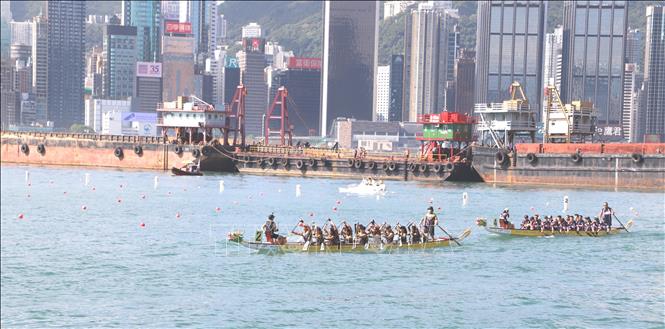 Hai đội đua trên đường vào khu xuất phát. Ảnh: Xuân Vịnh-PV TTXVN tại Hong Kong