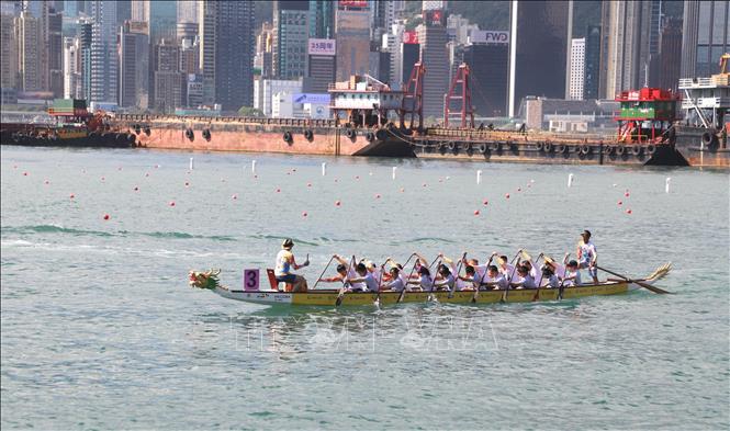 Một đội thuyền đang bứt tốc. Ảnh: Xuân Vịnh-PV TTXVN tại Hong Kong