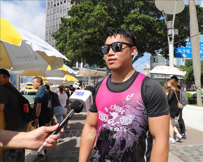 Vận động viên Dai-B, Đội trưởng một đội đua của Hong Kong trả lời phỏng vấn TTXVN. Ảnh: Xuân Vịnh-PV TTXVN tại Hong Kong

