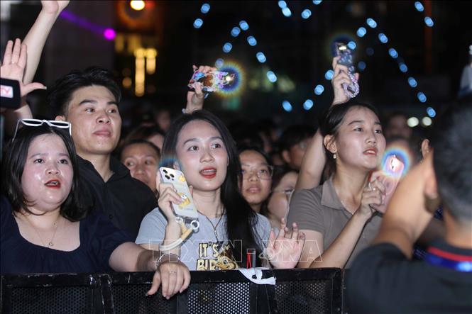 Đông đảo khán giả hào hứng theo dõi chương trình nghệ thuật khai mạc. Ảnh: Đặng Tuấn-TTXVN
