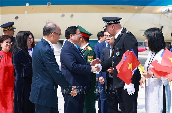 Prime Minister Pham Minh Chinh, his spouse, and the high-ranking Vietnamese delegation are welcomed at Cotê d’Azur Airport. VNA Photo: Dương Giang