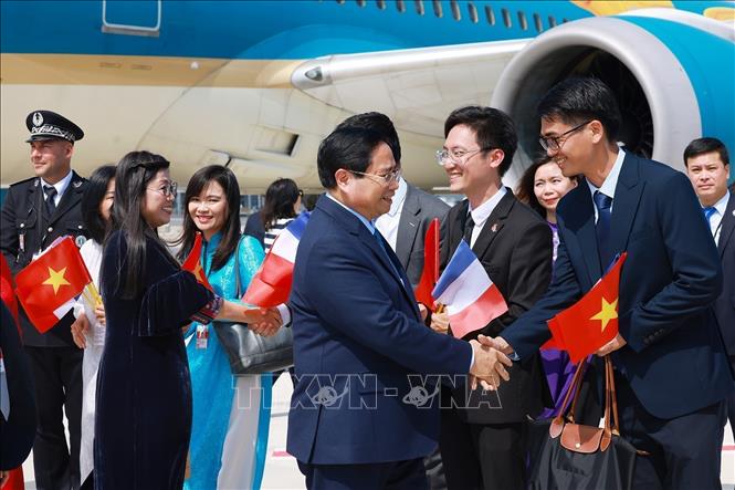 Prime Minister Pham Minh Chinh, his spouse, and the high-ranking Vietnamese delegation are welcomed at Cotê d’Azur Airport. VNA Photo: Dương Giang