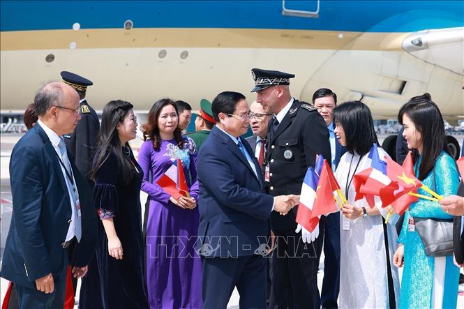 Prime Minister Pham Minh Chinh, his spouse, and the high-ranking Vietnamese delegation are welcomed at Cotê d’Azur Airport. VNA Photo: Dương Giang