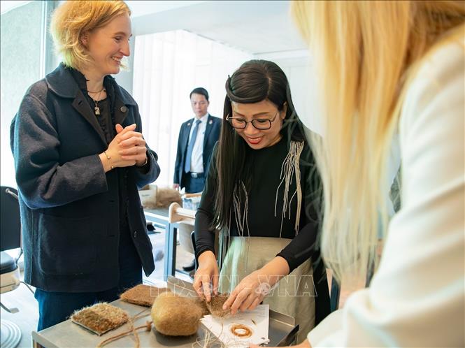 Madam Le Thi Bich Tran and Madam Evelin Oras, the spouse of Estonia's Prime Minister Kristen Michal, visit the Estonian Academy of Arts. VNA Photo: Dương Giang