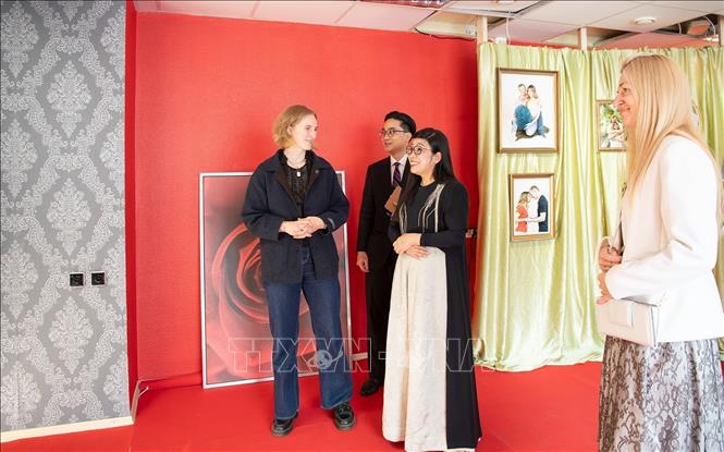 Madam Le Thi Bich Tran and Madam Evelin Oras, the spouse of Estonia's Prime Minister Kristen Michal, visit the Estonian Academy of Arts. VNA Photo: Dương Giang