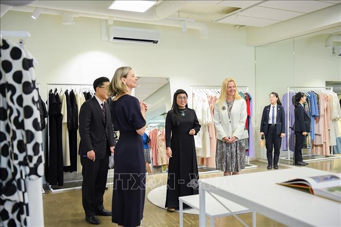 Madam Le Thi Bich Tran and Madam Evelin Oras, the spouse of Estonia's Prime Minister Kristen Michal, visit the Maison Lilli Jahilo design centre. VNA Photo: Dương Giang