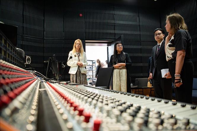 Madam Le Thi Bich Tran and Madam Evelin Oras, the spouse of Estonia's Prime Minister Kristen Michal, visit the Tallinn College of Music and Ballet. VNA Photo: Dương Giang