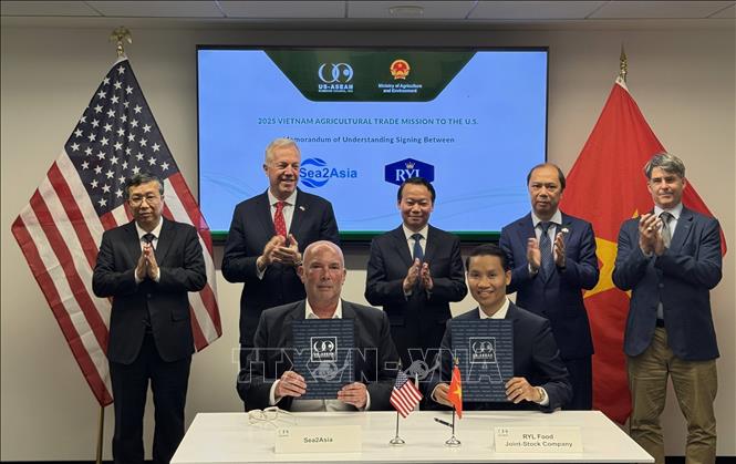 Vietnamese businesses sign 20 MoUs to import agricultural products from the US, with a total estimated value of up to 3 billion USD. VNA Photo: Đoàn Hùng 