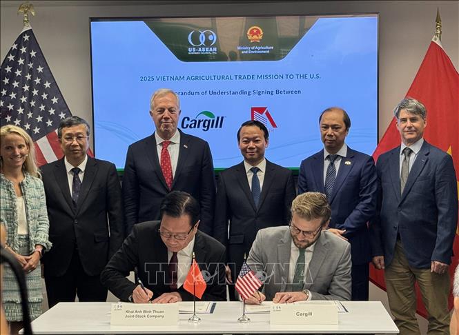 Vietnamese businesses sign 20 MoUs to import agricultural products from the US, with a total estimated value of up to 3 billion USD. VNA Photo: Đoàn Hùng 