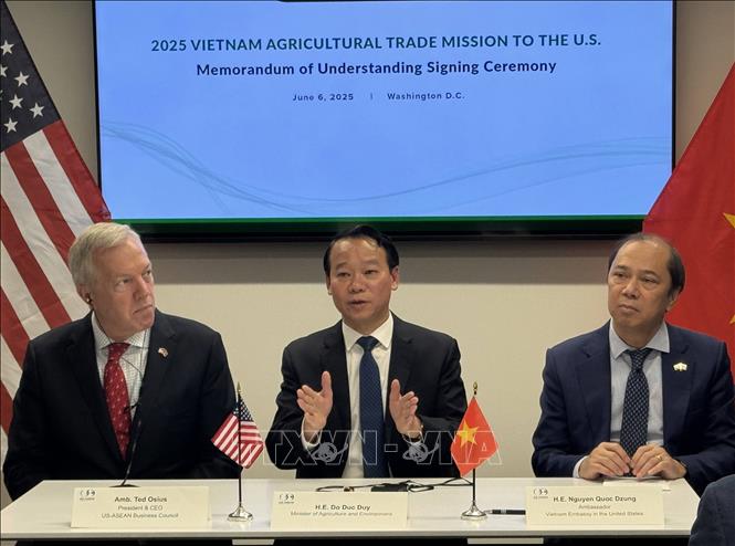 Minister Do Duc Duy (C), USABC President and CEO Ted Osius (L) and Vietnamese Ambassador Nguyen Quoc Dung at the signing ceremony. VNA Photo: Đoàn Hùng 