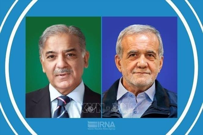 Tổng thống Iran Masoud Pezeshkian (phải) và Thủ tướng Pakistan Shahbaz Sharif. Ảnh: IRNA/TTXVN